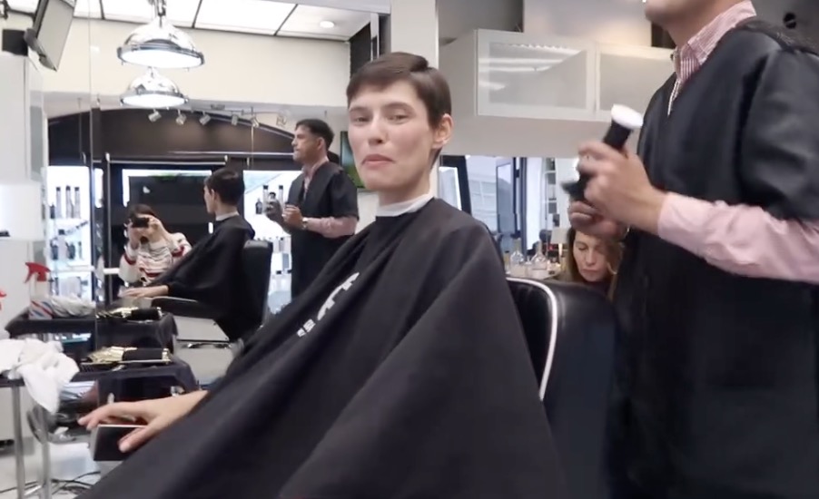 Bianca Balti ha tagliato i capelli cortissimi Bianca Balti ha tagliato i capelli cortissimi