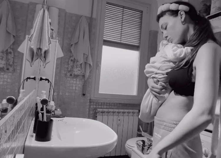 Rosalinda Cannavò mostra la sua quotidianità con la bimba che vuole sempre stare in braccio Rosalinda Cannavò mostra la sua quotidianità con la bimba che vuole sempre stare in braccio