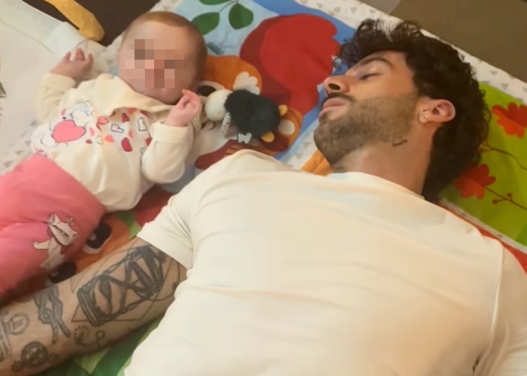 Andreas Muller si addormenta mentre controlla le gemelline Andreas Muller si addormenta mentre controlla le gemelline