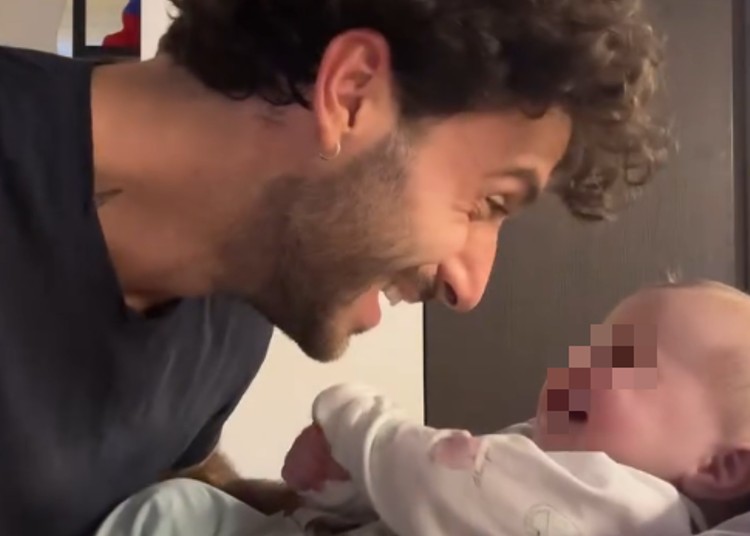 Il dolce rientro a casa di Andreas Muller dalle gemelline e dalla compagna Veronica Peparini Il dolce rientro a casa di Andreas Muller dalle gemelline e dalla compagna Veronica Peparini