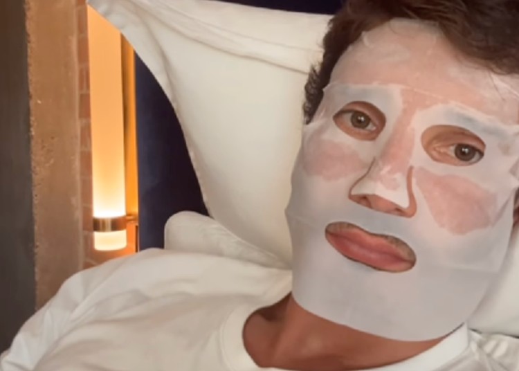 Stefano De Martino si fa una maschera viso casalinga