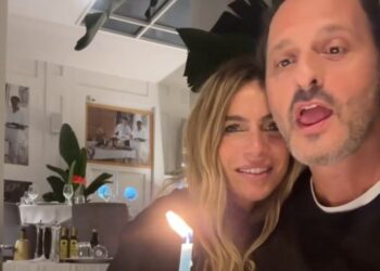 Fabio Troiano festeggia 50 anni a Napoli con la compagna Eleonora Pedron