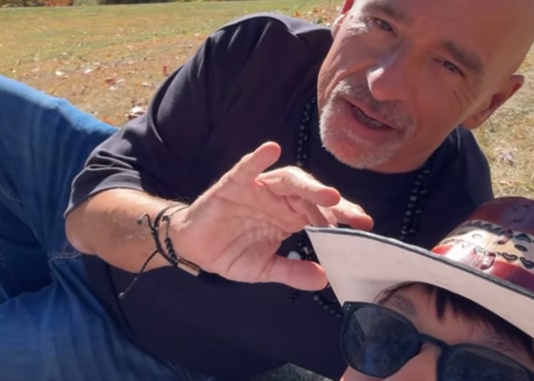 Eros Ramazzotti vola a New York con Ultimo e la compagna Jacqueline incinta