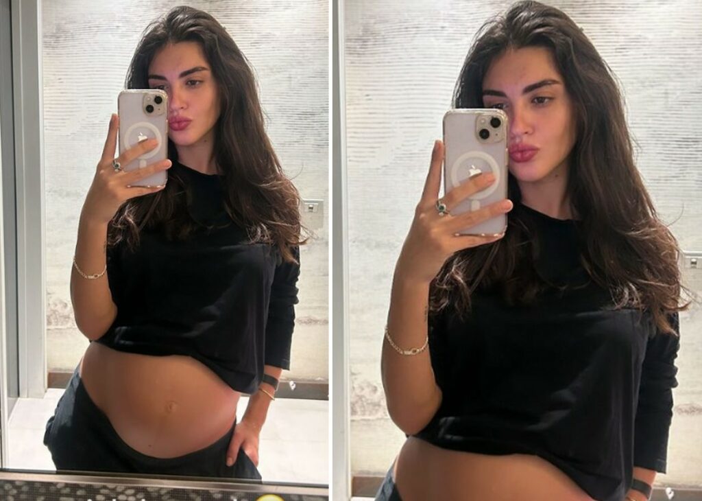 Sara Barbieri, incinta di Fabrizio Corona, mostra il pancione che cresce: selfie allo specchio all'ottavo mese, guarda Sara Barbieri, incinta di Fabrizio Corona, mostra il pancione che cresce: selfie allo specchio all'ottavo mese, guarda