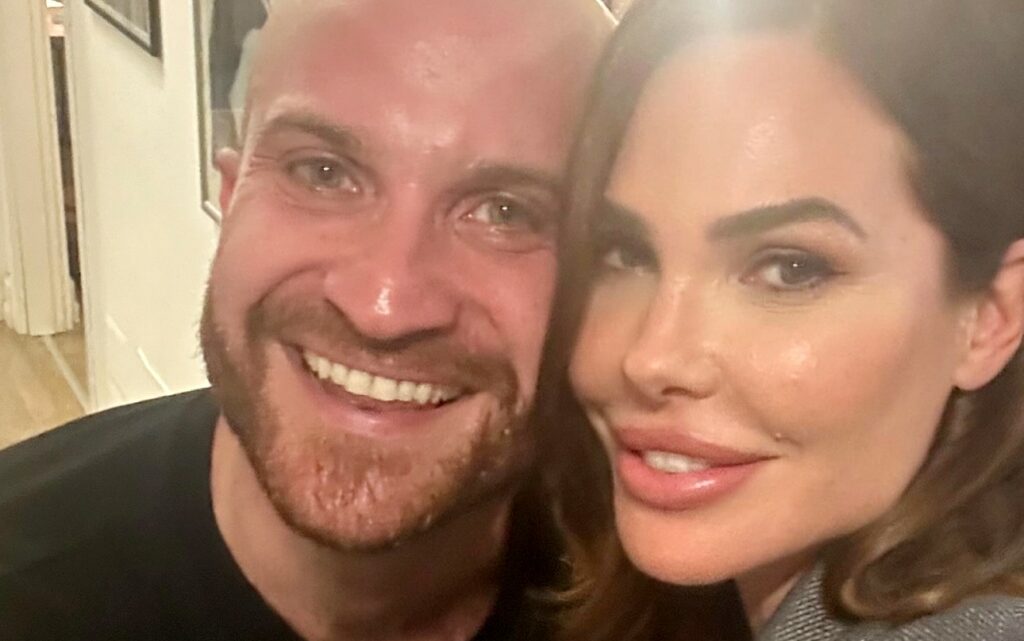 Ilary Blasi allo spettacolo del comico che fa la sua parodia si diverte come una pazza, ci scappa la battuta su Totti: guarda Ilary Blasi allo spettacolo del comico che fa la sua parodia si diverte come una pazza, ci scappa la battuta su Totti: guarda