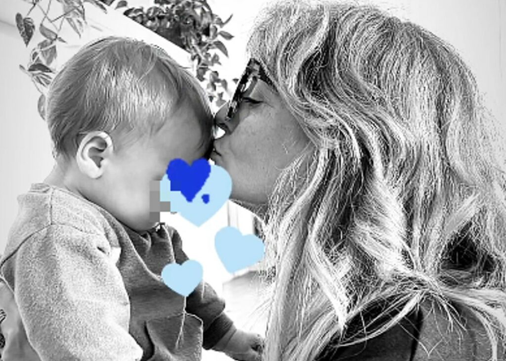 Romina Carrisi condivide una dolcissima foto dell'ex moglie del compagno che dà un bacio a suo figlio Axel Lupo: guarda