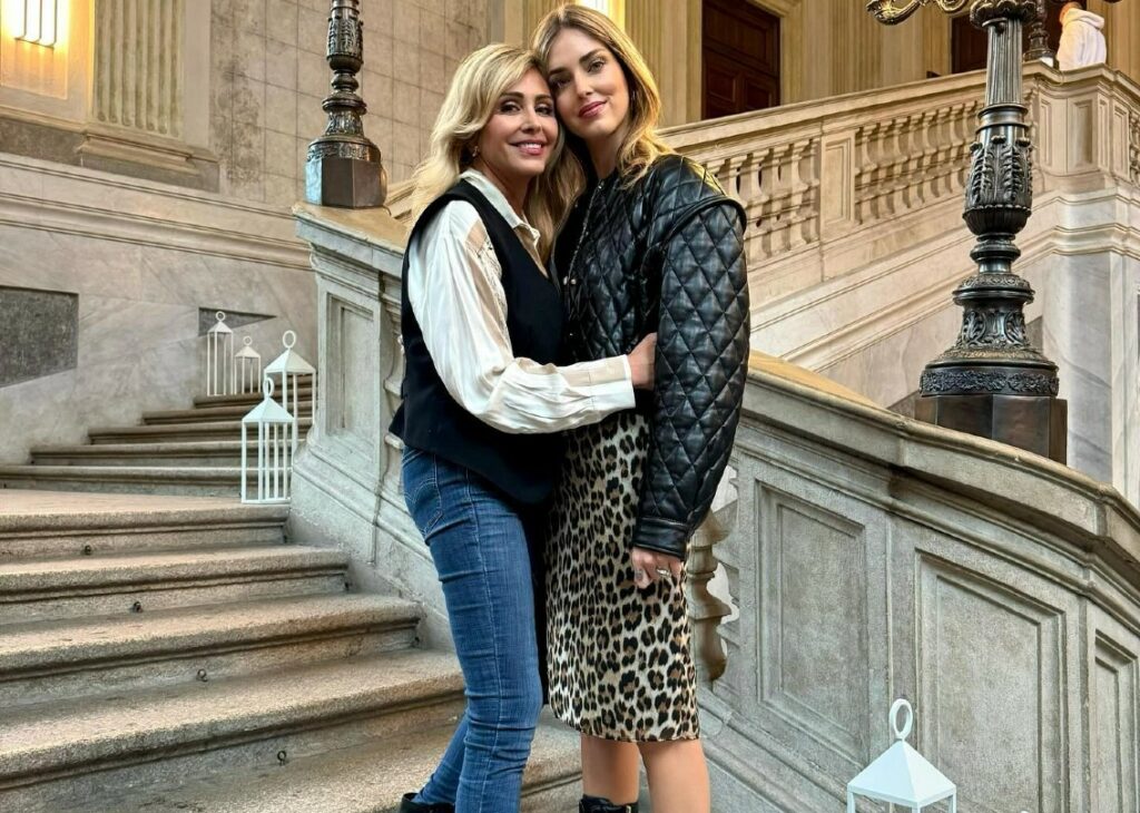 Chiara Ferragni versione 'intellettuale': pomeriggio al Palazzo Reale con mamma Marina per la mostra su Picasso, guarda Chiara Ferragni versione 'intellettuale': pomeriggio al Palazzo Reale con mamma Marina per la mostra su Picasso, guarda