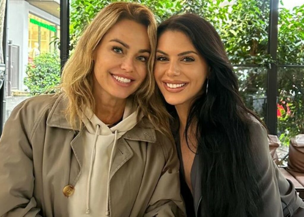 Sonia Bruganelli rivede dopo due anni dal GF Antonella Fiordelisi: risate e scherzi, le due sono rimaste amiche Sonia Bruganelli rivede dopo due anni dal GF Antonella Fiordelisi: risate e scherzi, le due sono rimaste amiche