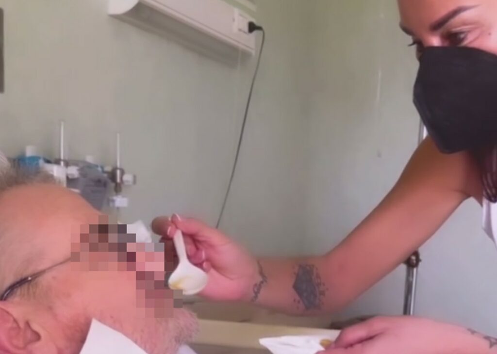 ''Mio padre ha avuto tre ictus ed è affetto da demenza senile'': Antonella Mosetti spiega perché il padre ormai vive in una RSA