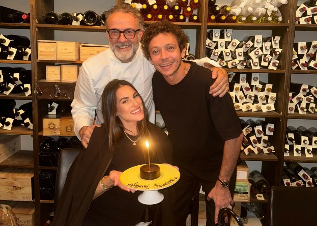 Francesca Sofia Novello, compagna incinta di Valentino Rossi, festeggia 31 anni con una cena di lusso e regali esclusivi: guarda