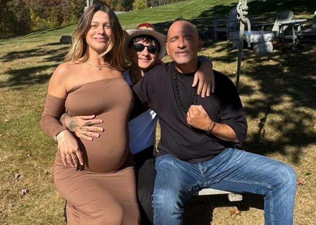 Ultimo e la fidanzata incinta Jacqueline, figlia di Heather Parisi, accolgono vicino New York un famosissimo cantante italiano: foto Ultimo e la fidanzata incinta Jacqueline, figlia di Heather Parisi, accolgono vicino New York un famosissimo cantante italiano: foto