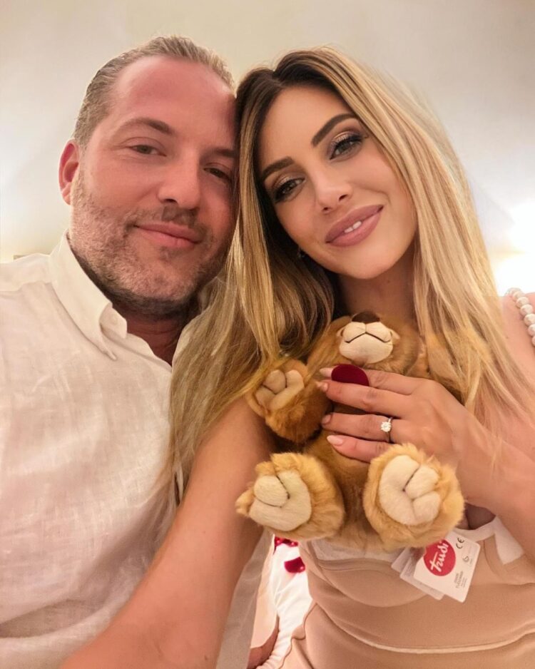 Paola Caruso mostra la proposta di nozze e svela chi è il futuro marito