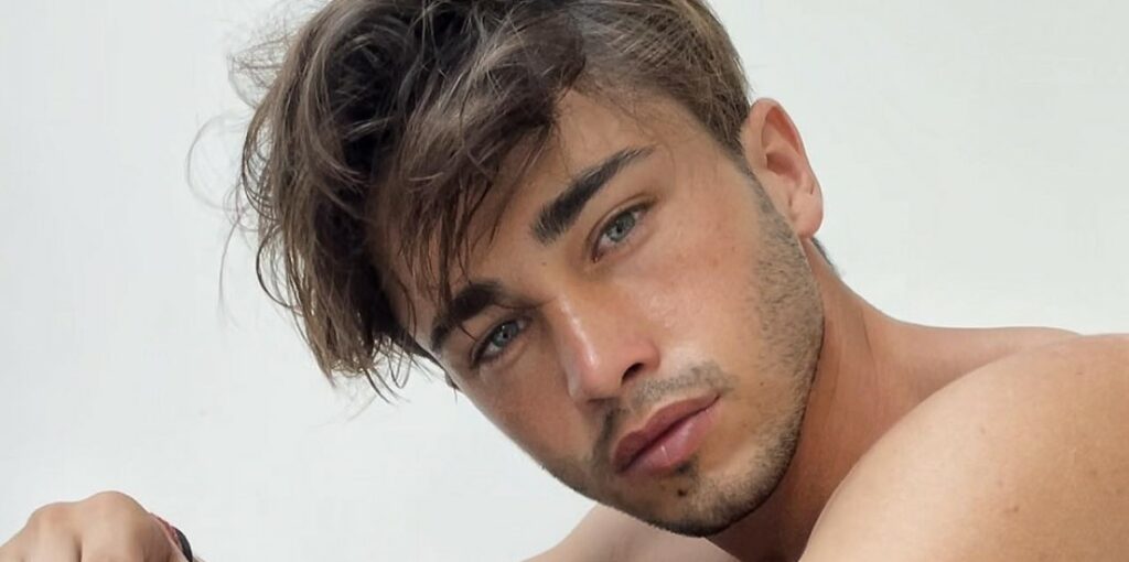 ''Ero caduto in depressione, stavo male male'': il cantante ex di 'Amici' Riki rivela per la prima volta perché era sparito ''Ero caduto in depressione, stavo male male'': il cantante ex di 'Amici' Riki rivela per la prima volta perché era sparito