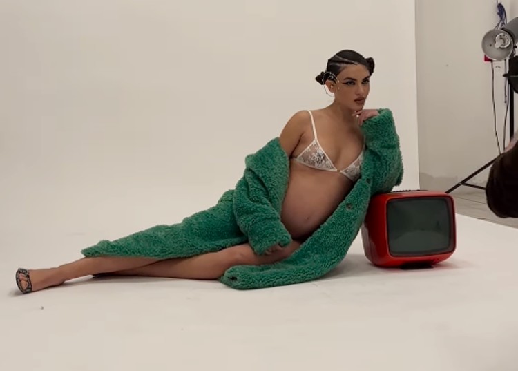 La compagna di Fabrizio Corona Sara Barbieri fa uno shooting con il pancione di 9 mesi La compagna di Fabrizio Corona Sara Barbieri fa uno shooting con il pancione di 9 mesi