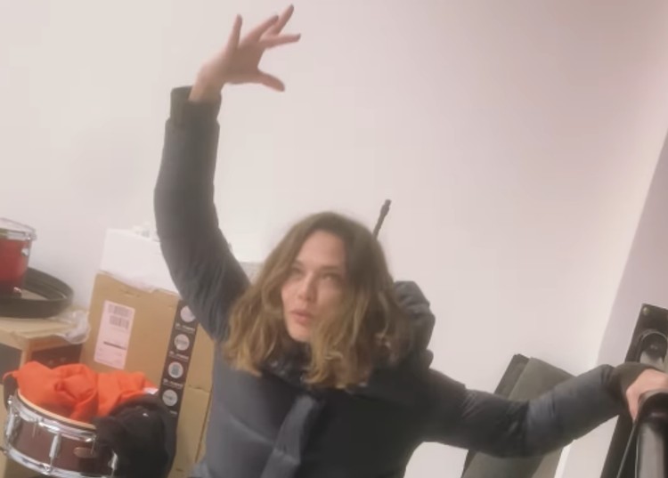 Laura Chiatti si cimenta in passi di danza classica con il cappotto