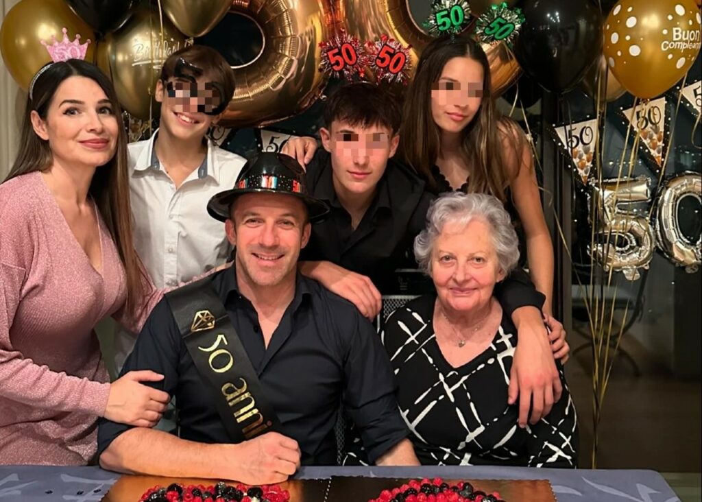 Alessandro Del Piero festeggia 50 anni in famiglia Alessandro Del Piero festeggia 50 anni in famiglia