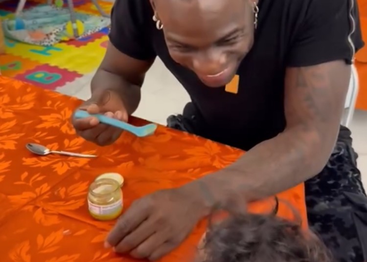 Mario Balotelli è uno zio dolcissimo con il figlio del fratello Enock