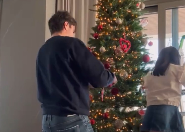 Alessandro Matri ha già preparato l'albero di Natale per la gioia di Federica Nargi Alessandro Matri ha già preparato l'albero di Natale per la gioia di Federica Nargi