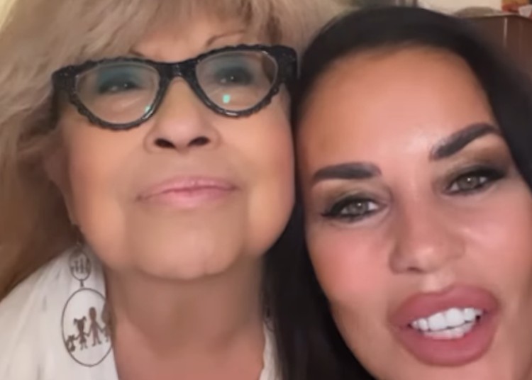 Antonella Mosetti festeggia il compleanno della sua adorata mamma Antonella Mosetti festeggia il compleanno della sua adorata mamma