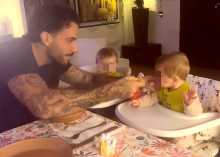 Andreas Muller 'maniaco della pulizia' anche mentre dà la pappa alle gemelline Andreas Muller 'maniaco della pulizia' anche mentre dà la pappa alle gemelline