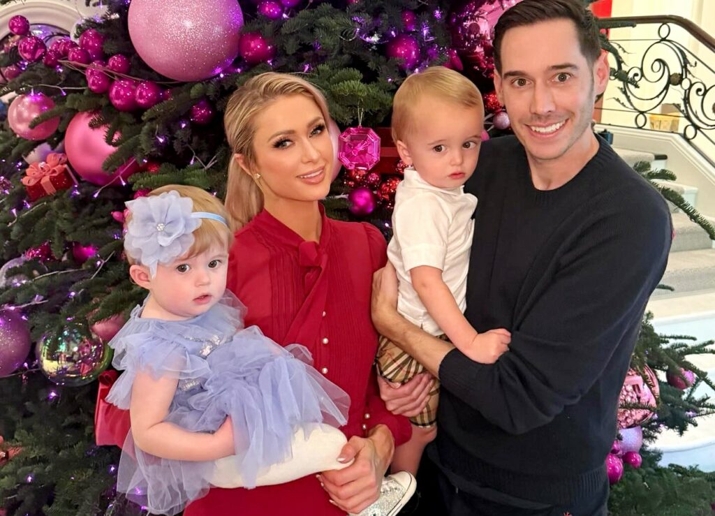 Paris Hilton festeggia il Thanksgiving con il marito e i due figli