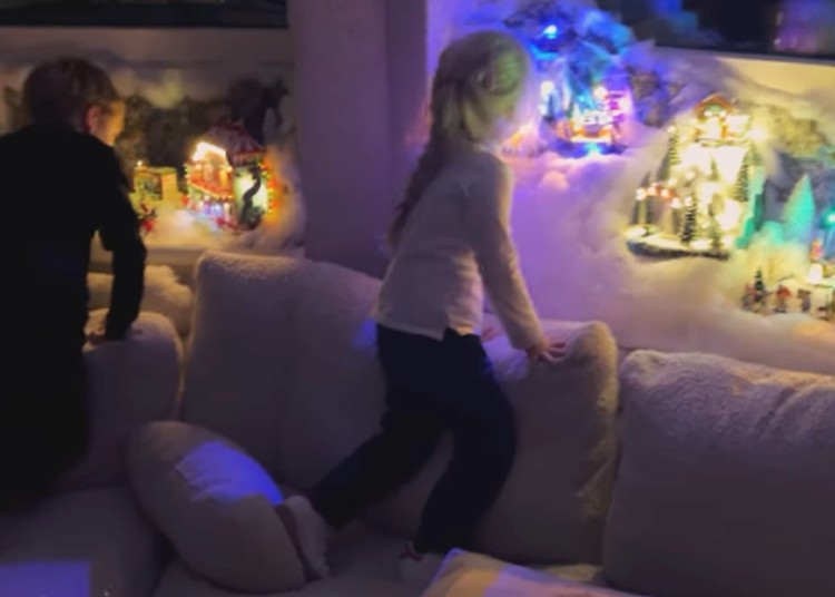 Chiara Ferragni ha già fatto allestire un villaggio di natale nella casa di Milano Chiara Ferragni ha già fatto allestire un villaggio di natale nella casa di Milano