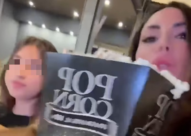 Guendalina Tavassi si commuove al cinema insieme alla figlia Guendalina Tavassi si commuove al cinema insieme alla figlia