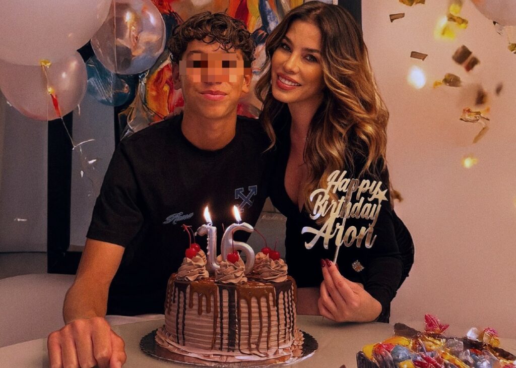 ''Sei il senso della mia vita'': Aida Yespica festeggia i 16 anni del figlio Aron, la serata insieme e la torta al cioccolato, foto ''Sei il senso della mia vita'': Aida Yespica festeggia i 16 anni del figlio Aron, la serata insieme e la torta al cioccolato, foto