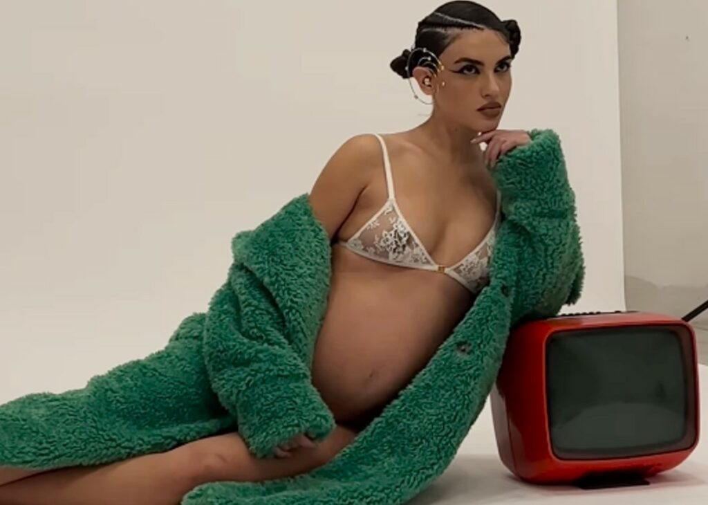 Sara Barbieri, compagna incinta di Fabrizio Corona, posa col pancione nudo al nono mese di gravidanza: guarda Sara Barbieri, compagna incinta di Fabrizio Corona, posa col pancione nudo al nono mese di gravidanza: guarda