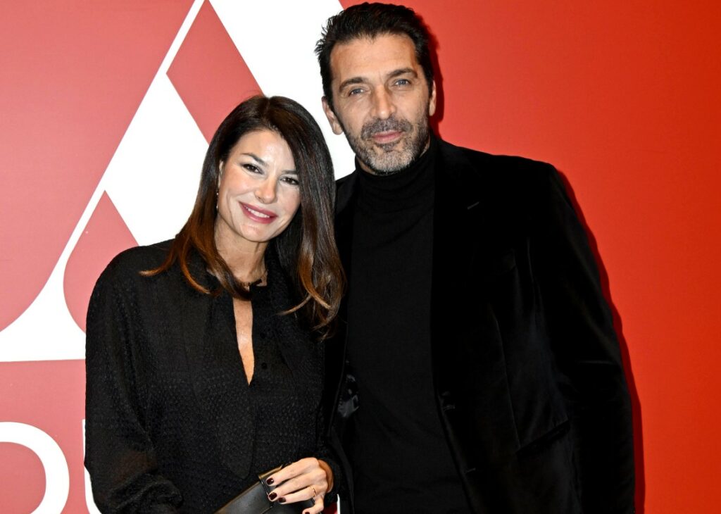 Gigi Buffon arriva con la moglie Ilaria D'Amico alla presentazione del suo libro a Milano: prima uscita dopo le nozze, foto Gigi Buffon arriva con la moglie Ilaria D'Amico alla presentazione del suo libro a Milano: prima uscita dopo le nozze, foto