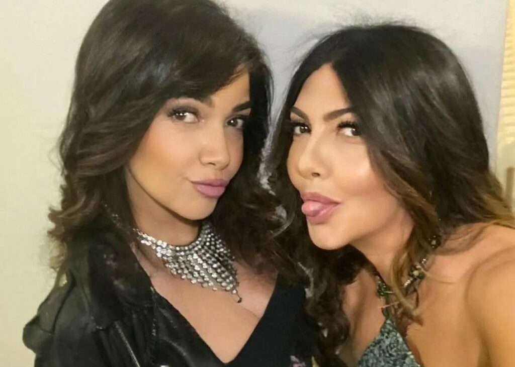 ''Siamo davvero simili, dicono sembriamo gemelle'': Cristina D'Avena e la sorella Clarissa, guarda che somiglianza! ''Siamo davvero simili, dicono sembriamo gemelle'': Cristina D'Avena e la sorella Clarissa, guarda che somiglianza!