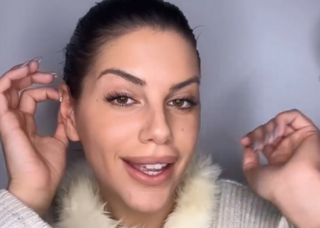 ''Il risultato è fenomenale'': Antonella Fiordelisi eccitata per il suo nuovo seno a 4 giorni dal nuovo intervento di mastoplastica ''Il risultato è fenomenale'': Antonella Fiordelisi eccitata per il suo nuovo seno a 4 giorni dal nuovo intervento di mastoplastica