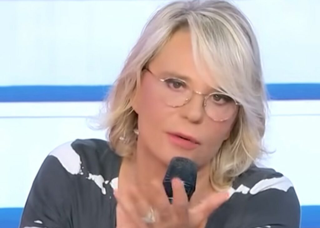''Quel cretino mi ha fatto ribollire il sangue, ero una iena'': Maria De Filippi racconta l'arrabbiatura sull'eredità di Maurizio Costanzo
