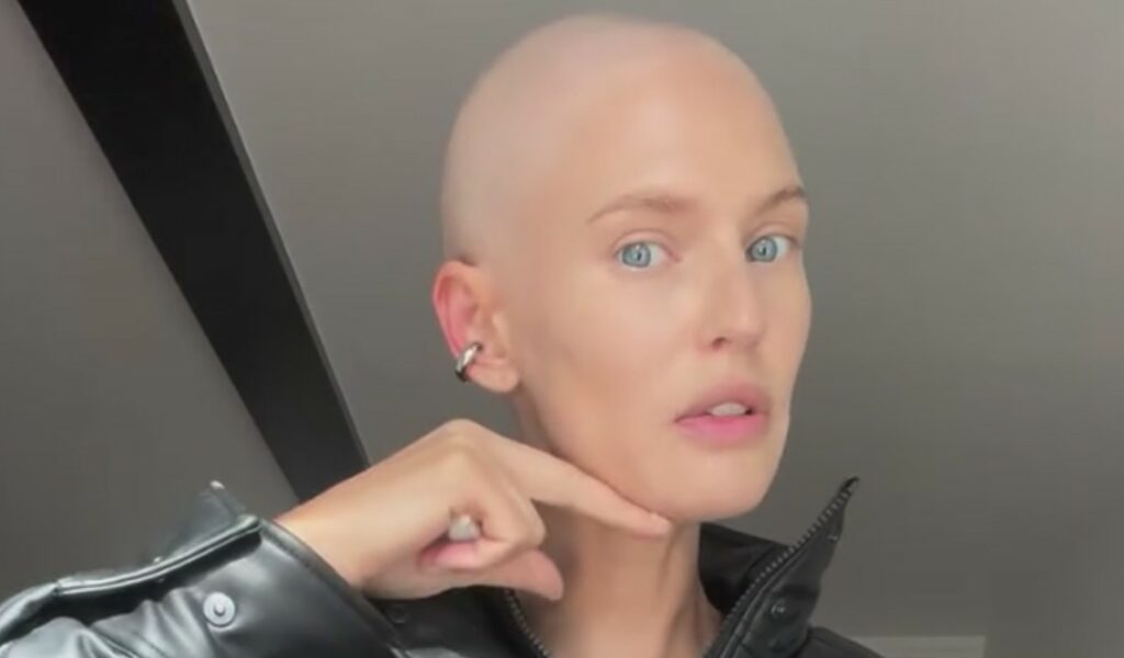 Bianca Balti si mostra di nuovo senza capelli e ironizza: 'Non sembro un gatto nudo?'