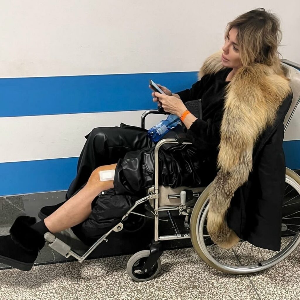 Alba Parietti investita sugli sci, frattura e 10 ore in ospedale: foto sulla sedia a rotelle Alba Parietti investita sugli sci, frattura e 10 ore in ospedale: foto sulla sedia a rotelle