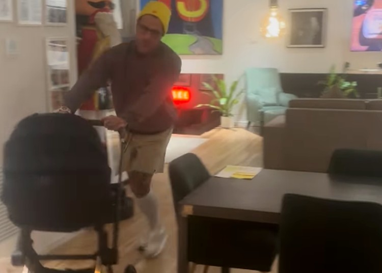 Fabrizio Corona fa le prove da papà bis con il passeggino in casa