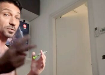 Costantino Vitagliano mostra le iniezioni che deve fare per la sua malattia autoimmune