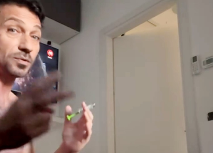 Costantino Vitagliano mostra le iniezioni che deve fare per la sua malattia autoimmune