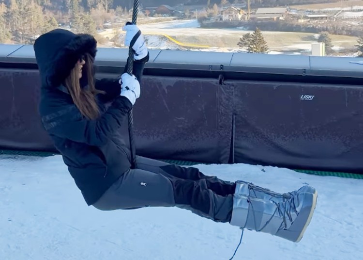 Giorgia Palmas e Filippo Magnini si divertono sullo skilift in montagna