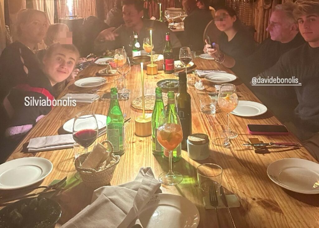 Sonia Bruganelli a cena con l'ex marito Paolo Bonolis e tutti i suoi figli durante le Feste: guarda