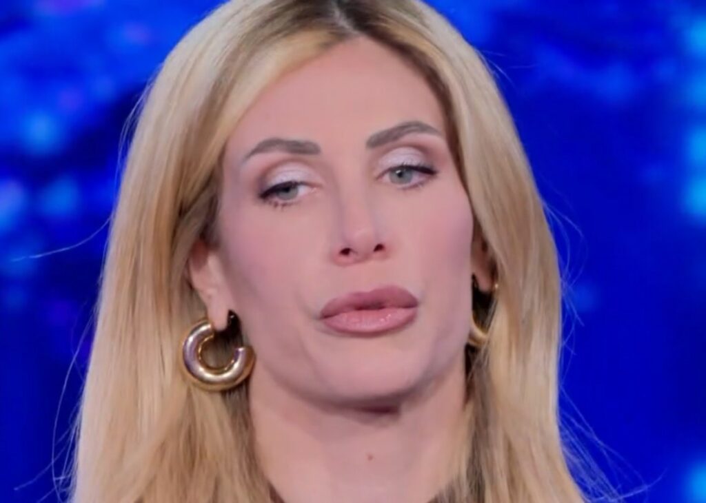 ''Non dormo la notte, è bruttissimo'': Paola Caruso torna a disperarsi in tv per il problema alla gamba del figlio Michele ''Non dormo la notte, è bruttissimo'': Paola Caruso torna a disperarsi in tv per il problema alla gamba del figlio Michele