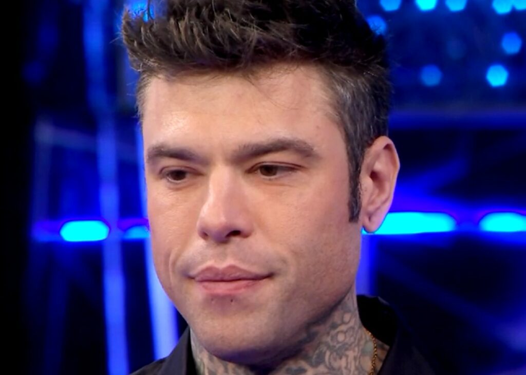 Fedez torna in diretta sulla Rai, ma appare confuso e disorientato, Lucarelli attacca: ''Si è rimesso in modalità vittima'' Fedez torna in diretta sulla Rai, ma appare confuso e disorientato, Lucarelli attacca: ''Si è rimesso in modalità vittima''