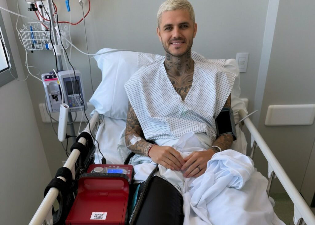 Periodo nerissimo Mauro Icardi, dopo le denunce incrociate con l'ex moglie Wanda Nara, finisce in sala operatoria: le immagini Periodo nerissimo Mauro Icardi, dopo le denunce incrociate con l'ex moglie Wanda Nara, finisce in sala operatoria: le immagini