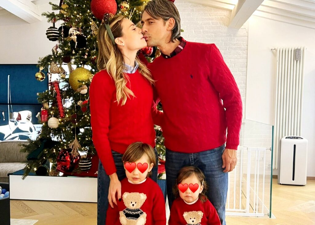 Pippo Inzaghi e la moglie Angela Robusti posano coi figli piccoli e look natalizi coordinati davanti all'Albero: la rara e tenera foto di famiglia Pippo Inzaghi e la moglie Angela Robusti posano coi figli piccoli e look natalizi coordinati davanti all'Albero: la rara e tenera foto di famiglia