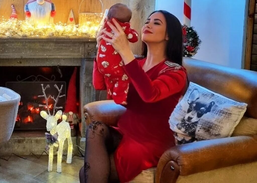 Claudia Ruggeri, Miss Claudia di 'Avanti un Altro', a 2 mesi dal parto si prepara al primo Natale da mamma con la piccola Valentina: foto Claudia Ruggeri, Miss Claudia di 'Avanti un Altro', a 2 mesi dal parto si prepara al primo Natale da mamma con la piccola Valentina: foto