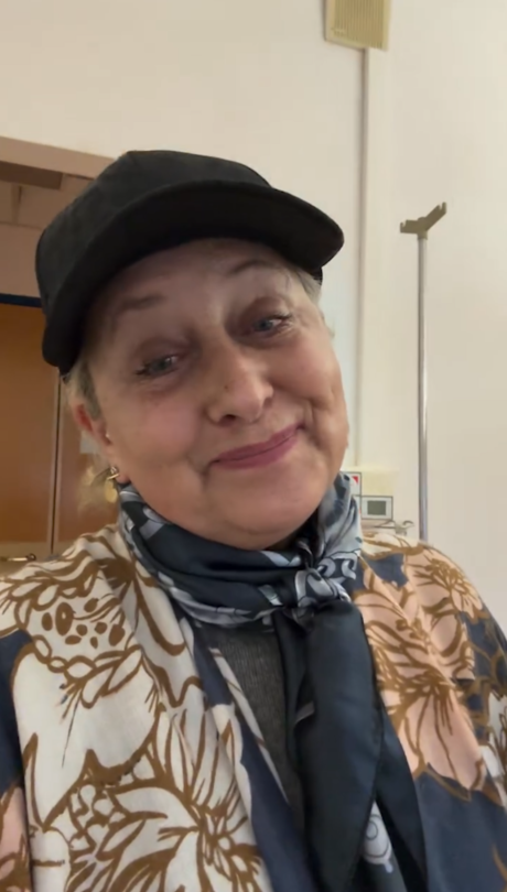 Carolyn Smith scherza sul macchinario per la chemioterapia Carolyn Smith scherza sul macchinario per la chemioterapia