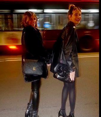 Clizia Incorvaia si concede una serata solo tra donne Clizia Incorvaia si concede una serata solo tra donne