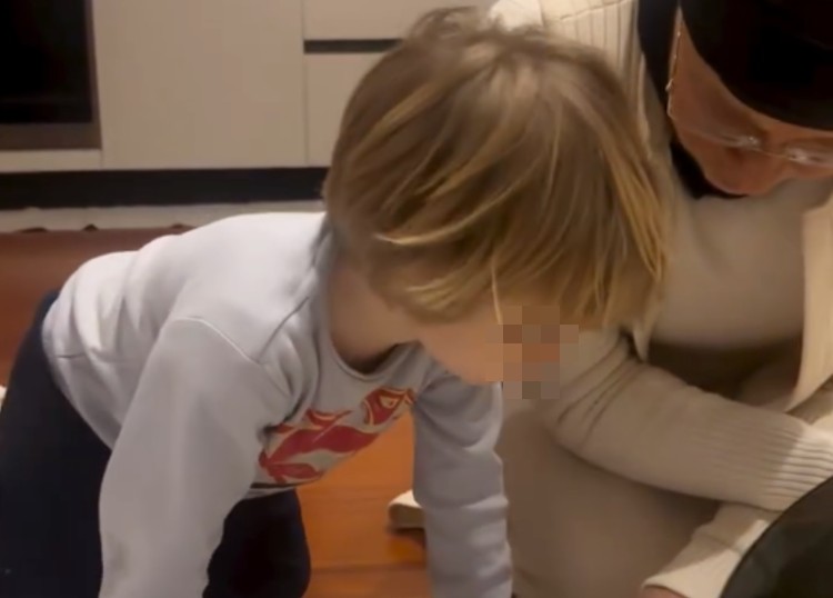 Eleonora Giorgi insegna al nipotino Gabriele i nomi dei minerali Eleonora Giorgi insegna al nipotino Gabriele i nomi dei minerali