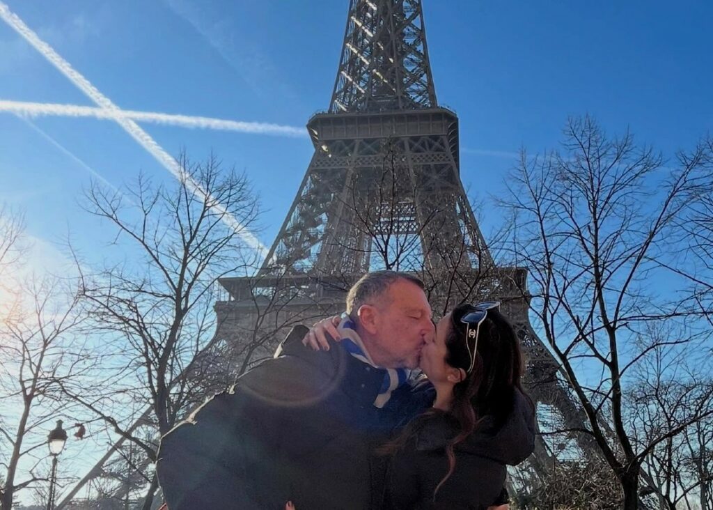 Amadeus e la moglie Giovanna Civitillo romanticissimi a Parigi dopo 16 anni di nozze: vacanza col figlio e bacio sotto la Torre Eiffel Amadeus e la moglie Giovanna Civitillo romanticissimi a Parigi dopo 16 anni di nozze: vacanza col figlio e bacio sotto la Torre Eiffel