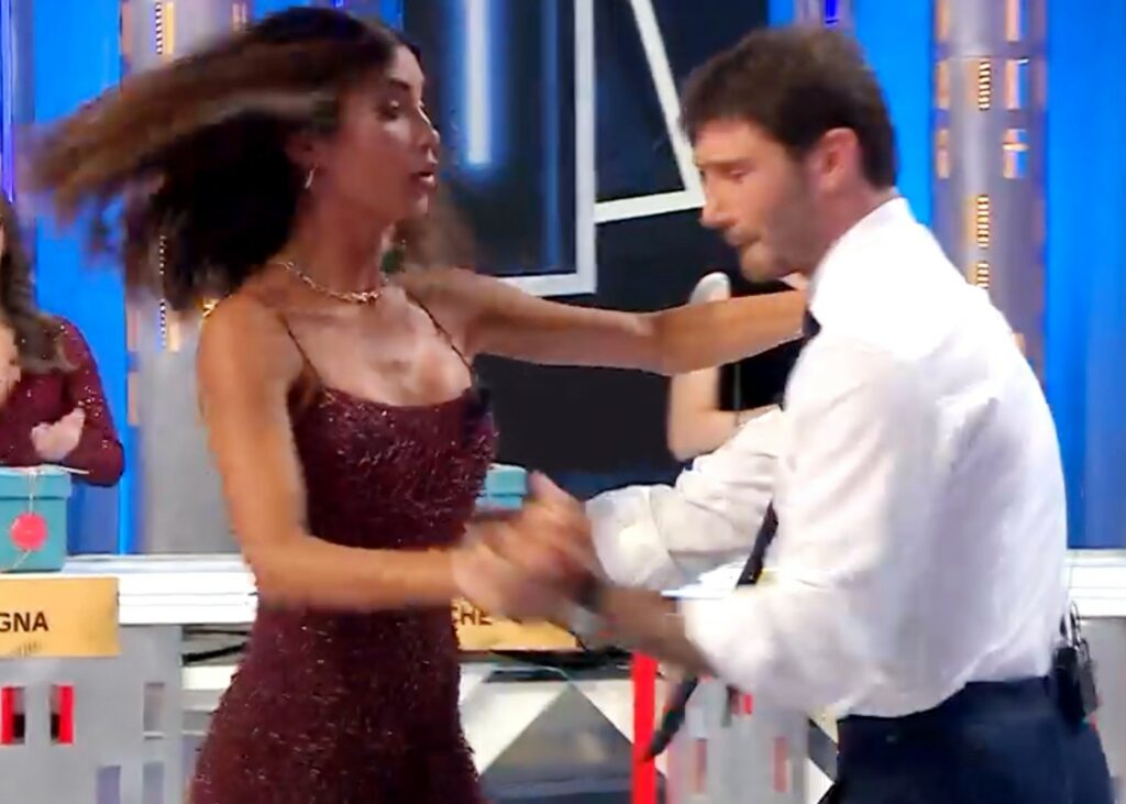 Stefano De Martino e Federica Nargi ballano insieme in diretta tv ad 'Affari Tuoi': lui le fa anche una proposta 'indecente' Stefano De Martino e Federica Nargi ballano insieme in diretta tv ad 'Affari Tuoi': lui le fa anche una proposta 'indecente'